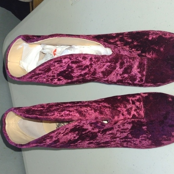 VINCE Camuto Evanata Crushed Velvet Bootie Red size 8.5 - Picture 13 of 14